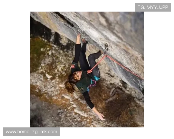 攀岩女将完成绝技“悬空转身”后泪洒领奖台