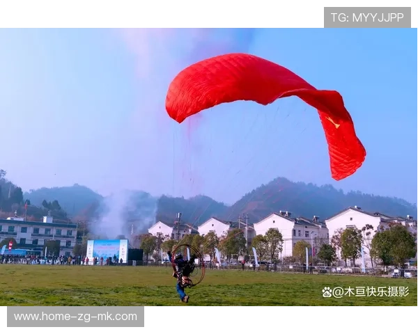 滑翔伞比赛：空中追逐惊险不断