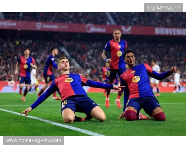 莱万转身扣过防守后推射,典型教科书进攻 莱万转身扣过防守后推射,典型教科书进攻